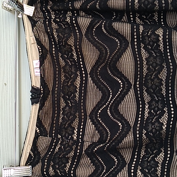 Vintage Black Lace Skirt with Lining inside - Picture 4 of 5